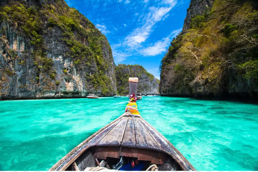 Perahu Di Air Pirus，Tebing PNG